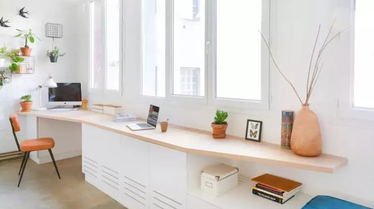 bureau_faire_soi_meme_photo_magasine_femme_interieur_amenagement_rangement_optimisation_devant_fenetre