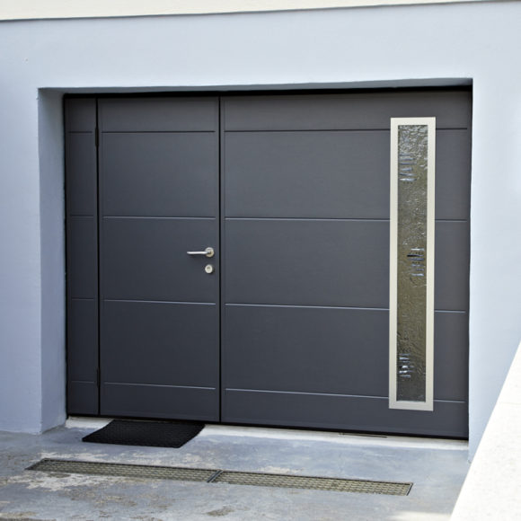 porte-de-garage-basculante-maison-avec_portillon_photo_Giteau