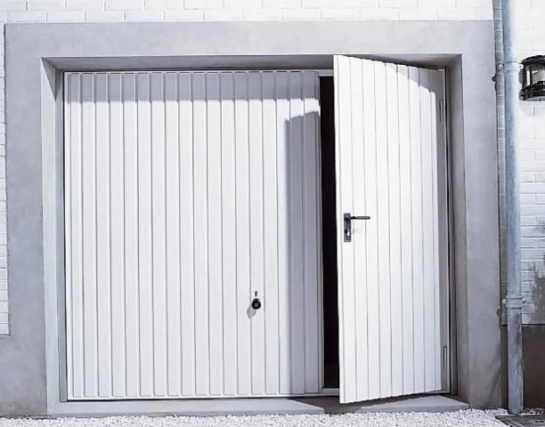 porte-de-garage-blanche_basculante-maison-avec_portillon_photo_google_habitat