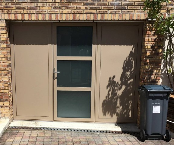 porte-de-garage-brun_basculante-maison-avec_portillon_photo_ad_diffusion