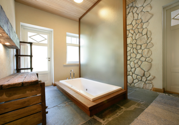 le_toucher_sens_dans_l'habitat_interieur_materiaux_bois_pierre_flinterieur_fabienne_luypaert_photo_canva