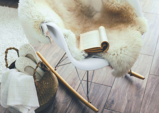 le_toucher_sens_dans_l'habitat_interieur_tissu_fauteuil_flinterieur_fabienne_luypaert_photo_canva